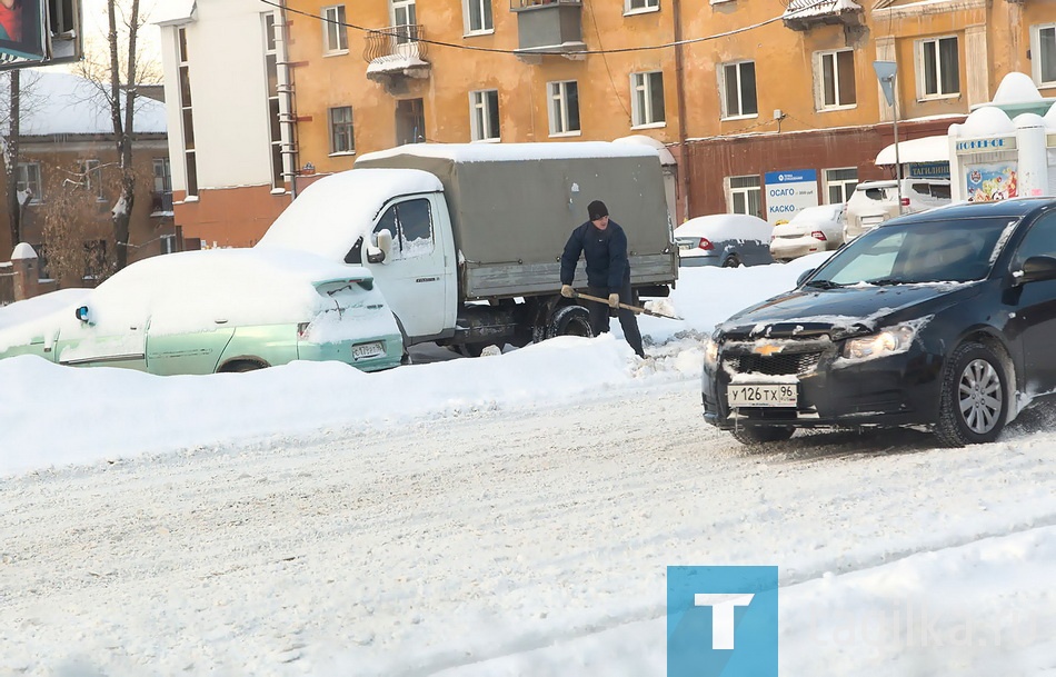 Прошу помочь нам, - пишет тагиль-
чанка в разделе «Городской контроль»
на официальном сайте города.
Надо отдать должное: большинство
людей с пониманием относятся к работе
дорожников.
- Ездить сложно, но уборочные маши-
ны работают, видел их на ГГМ, Вые, - пи-
шет пользователь интернета под ником
Влад. 