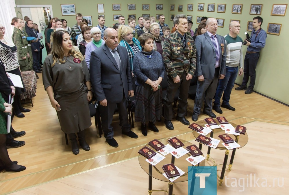 Торжественное вручение медалей состоялось в музее памяти воинов-тагильчан, погибших в локальных войнах планеты. Здесь собрались матери, вдовы и дети ветеранов боевых действий, не доживших до наших дней. Лидия Иосифовна рассказала им о своем сыне, который не хотел, чтобы его считали инвалидом, поэтому скрывал свои контузии. И в память о нем и о других солдатах той войны спела песню «Родники». Слушая ее, женщины в зале не могли сдержать слез.