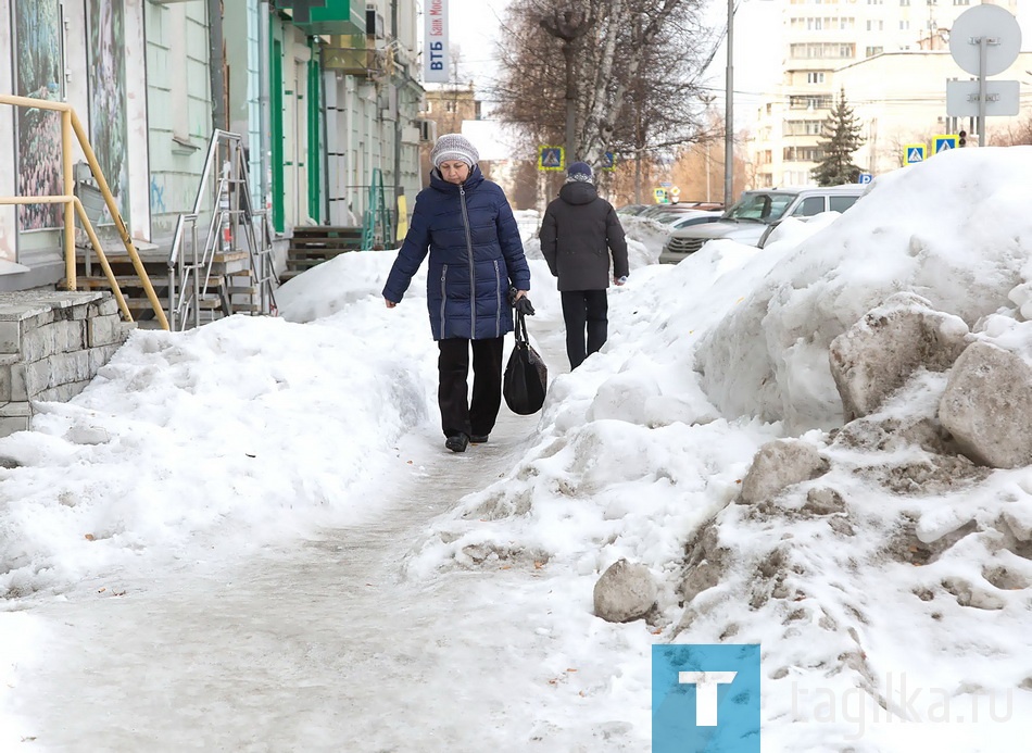  «Козья тропа» у дома №41/39 на ул. Карла Маркса.

Около дома №41/39 на Карла Маркса снег сбросили еще на прошлой неделе, за­валили тротуар вдоль улицы Красноармей­ской. На территории, прилегающей к мага­зинам, сугробы так и лежат. Пешеходы протоптали «козью тропу», по ней и передвигаются. Примечательно, что так происходит каждый год, и «ТР» писал об этом неоднократно – ничего не меняется.

Татьяна ШАРЫГИНА
ФОТО СЕРГЕЯ КАЗАНЦЕВА