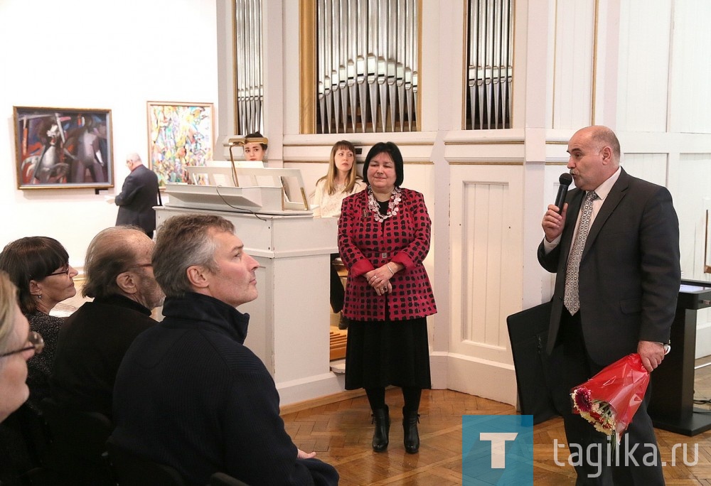 Открытие художественной выставки в память Брусиловского М.Ш.

Родился в Киеве, учился в Ленинграде, жил в Екатеринбурге. Его произведения находятся в музеях страны и продаются на крупнейших аукционах мира. Он - художник Миша Шаевич Брусиловский. Выставка, посвященная его памяти и 85-летию, открылась на днях в Нижнетагильском музее изобразительных искусств.
По словам заместителя главы администрации города Валерия Сурова, от картин Брусиловского исходит особое тепло, и можно быть уверенным – этот талантливый человек любил людей и саму жизнь. А глава города Екатеринбург Евгений Ройзман представился тагильчанам как друг художника и ценитель его творчества, подчеркнув, что такая выставка - большое событие и статусное мероприятие для любого города.
