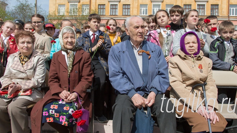 Митинг у памятника тагильчанам -Героям Советского Союза