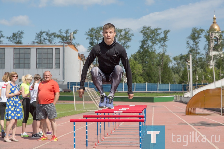 Тренировка легкоатлетов спортивной школы "Юпитер".