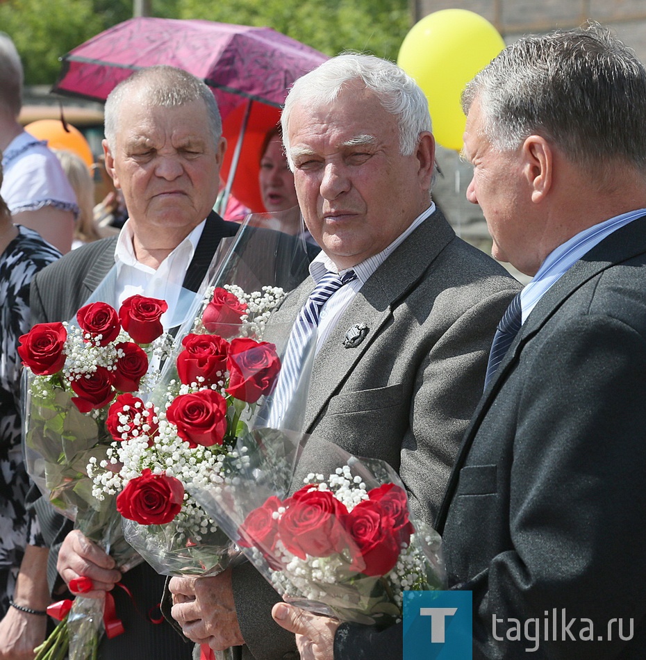 
Сегодня тагильчане возложили цветы к памятнику тагильским металлургам у подножия Лисьей горы
