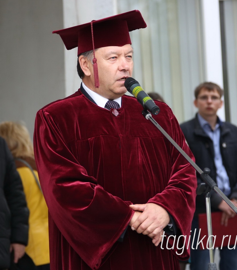  Директор НТИ УрФУ Владимир Пегашкин заверил первокурсников, что они сделали правильный выбор. Он призвал всех не расслабляться, так как самые сложные испытания – это не зачеты и экзамены, а свободное время, которое очень важно научиться использовать с умом. 
Владимир Пегашкин пожелал студентам «ни пуха, ни пера», и дружный хор весело послал его к черту. 
