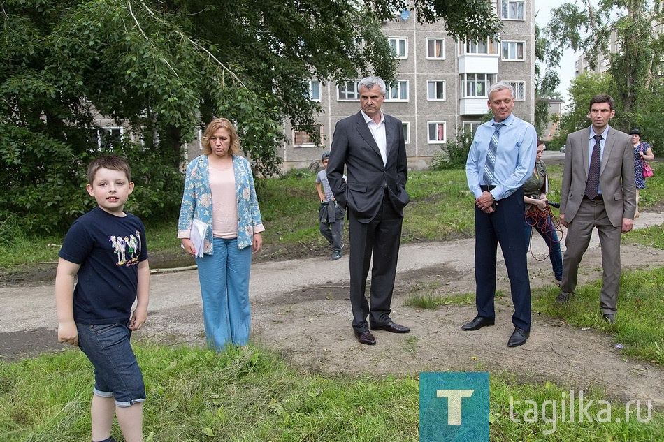 Тагильчане с трудом верят своим глазам: многолетние проблемы с благоустройством дворов решились за два дня