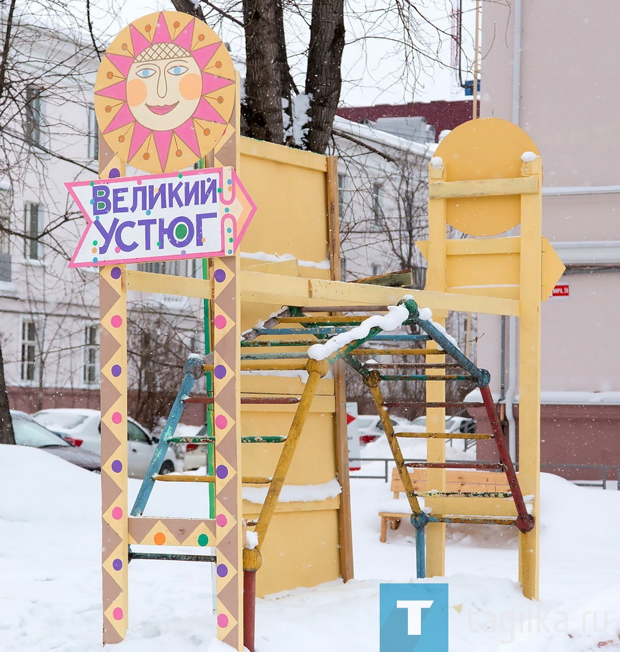 Зима. Сугробы. Дворы. ул. Карла Маркса, 83 и 56.