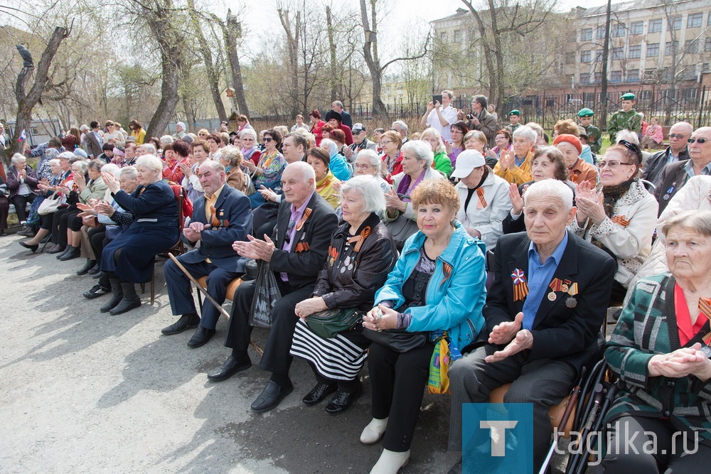 Во время творческой программы ветераны вспомнили любимые пенсии военных лет. От души аплодировали всем артистам – и ровесникам, и молодежи.

Татьяна Шарыгина
Фото Сергея Казанцева