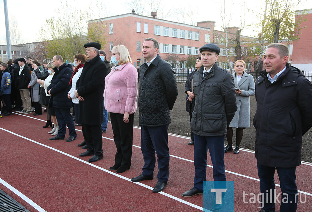 В 13-й школе сегодня торжественно открылась новая спортивная площадка