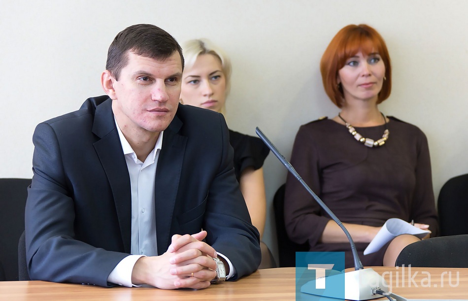 Владимир Щетников, к примеру, поинтересовался, будет ли у парламентария в Москве возможность проявить собственную позицию при голосовании и появится ли теперь в Госдуме профсоюзная организация.  
- Я избирался депутатом по одномандатному округу и понимаю всю ответственность перед избирателями, у меня всегда и на все есть собственная точка зрения,- ответил Алексей Владимирович. - Что касается депутатов- профсоюзников, то есть тех, кто имеет опыт профкомовской работы, то мы уже познакомились друг с другом. Есть понимание того, как будет организована наша совместная работа. Но профком в Госдуме пока создавать не станем.

Уходя с трибуны, Алексей Балыбердин пообещал, что, как только появится возможность, он вновь приедет в Нижний Тагил и встретиться с депутатами гордумы. 

Анжела ГОЛУБЧИКОВА
Фото Сергея КАЗАНЦЕВА