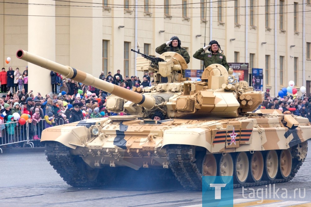 - Наш Т-90 – всесезонный, плавающий, летающий, вездеход повышенной бронестойкости и динамики, - дали характеристику своей машине водители-испытатели танкового экипажа Анатолий Огарков и Александр Щербаков.
Линейка легковых бронированных машин была представлена на параде БТР-80. С 1996 года он участвует во всех боевых командировках 12-го отряда специального назначения. БТР способен передвигаться как по суше, так и по воде.
Праздничное шествие тагильчан возглавила колонна совета ветеранов города.

Анжела ГОЛУБЧИКОВА
ФОТО СЕРГЕЯ КАЗАНЦЕВА