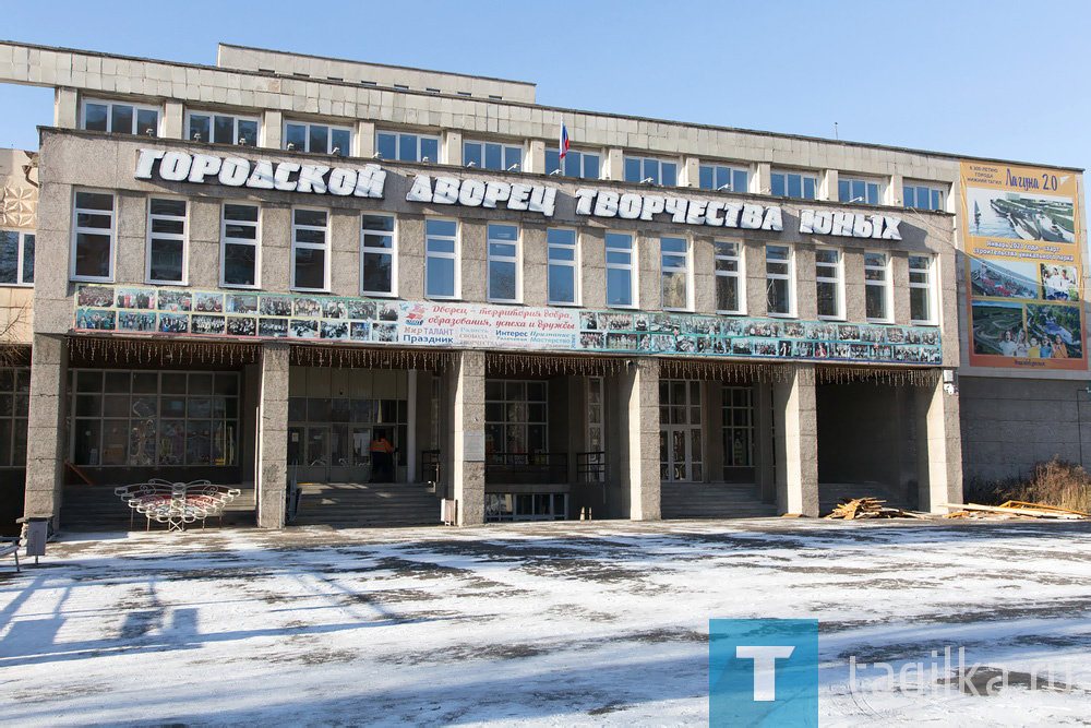 Начался капитальный ремонт здания городского Дворца детского и юношеского творчества.

Пока ведутся демонтажные работы, но в некоторых кабинетах они уже подходят к концу – скоро рабочие приступят к монтажу.

Будут заменены системы водоснабжения, видеонаблюдения, отопления, а так же обновится проводка.

Согласно постановлению об осуществлении закупки, общая стоимость работ составит 366,3 миллиона рублей.

В 2021 году контракт будет профинансирован на 105,3 миллиона рублей, в следующем – на 237,1 миллиона, а еще 23,9 миллиона выделят в 2024 году.

Предполагаемый срок выполнения – 2024 год, но основные работы планируется закончить в 2022-м, юбилейном для города, году.

Дворец был построен в 1988 году. Капитального ремонта в здании, чьим символом стал парусник, здесь никогда не было.