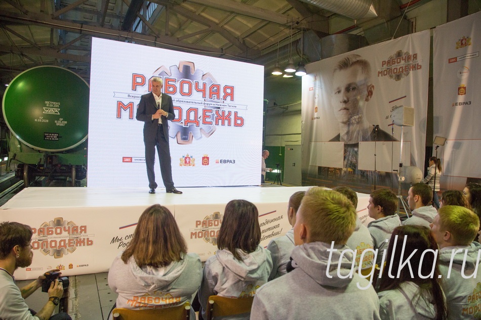 Молодежный форум.
онкурентоспособность
производства и нарастить эко-
номическую мощь страны.
Во второй день участников
ждали практические задания на
станках. По итогам работы сту-
денты, показавшие себя лучше
других, получили возможность
пройти стажировку на предпри-
ятиях Нижнего Тагила и Сверд-
ловской области.
Анастасия ВАСИЛЬЕВА.
Глава города Сергей Носов
отметил, насколько важно мо-
лодым специалистам делиться
опытом, впечатлениями, све-
рять время от времени выбран-
ный курс, потому как модерни-
зация производства требует со-
вершенно иной квалификации,
грань между рабочей професси-
ей и ИТР стирается. Через год-
другой ребята выйдут из стен
учебных заведений и погрузят-
ся в работу. Именно им предсто-
ит внедрять инновации, которые
должны повысить эффектив-
ность, к