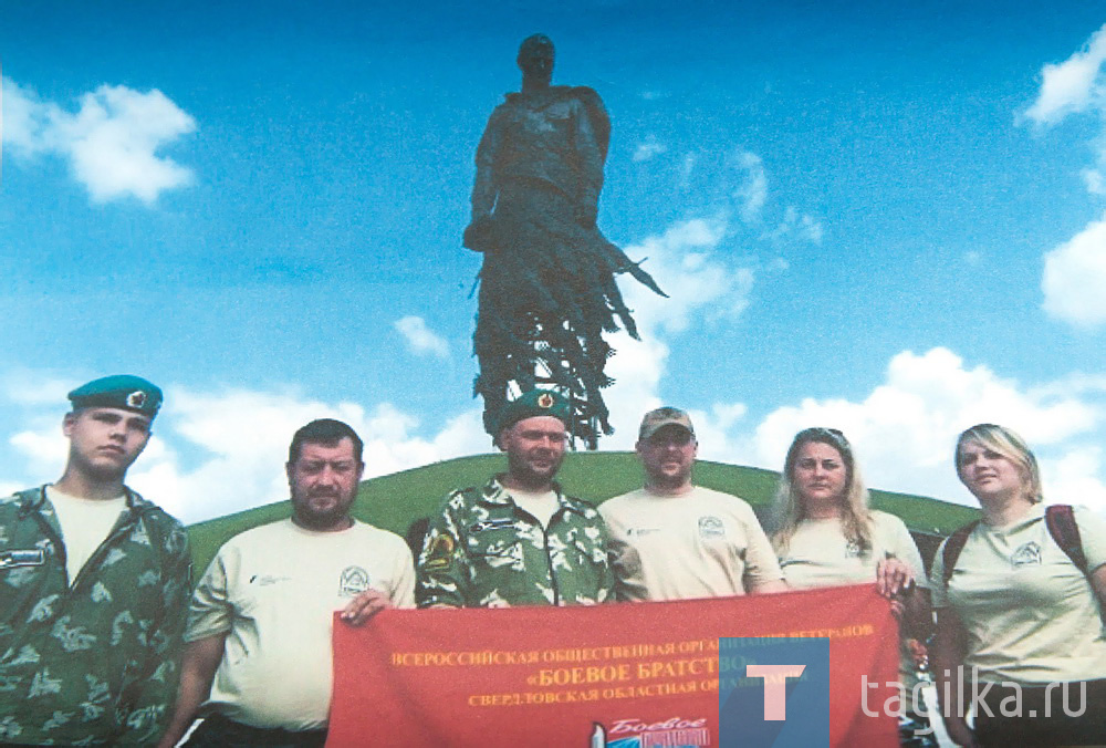 Учим детей

В ходе уроков исторической памяти и в школах, и в детских садах Андрей всегда рассказывает о взрывных устройствах и что делать, если ребенок их нашел.

- По статистике, 80% минно-взрывных устройств в Свердловской области находят дети. И они должны знать, куда сообщить и что категорически запрещено делать. Показываем, какими могут быть гранаты и мины. И просим запомнить правило, о котором говорили наши саперы: «Не вами положено, не вам брать».

График экскурсий и уроков памяти у ветеранов расписан на месяц вперед. Желающих много, и это не только дети.