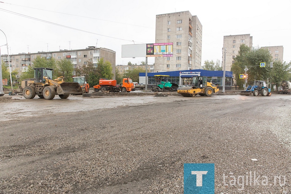 Если позволит погода, за выходные специалисты должны уложить на примыканиях к мосту недостающий асфальт, чтобы иметь возможность открыть прямое автомобильное движение через мост по улице Фрунзе. Поворот на улицу Серова, по словам директора «Службы заказчика городского хозяйства» Вадима Кулика, будет закрыт до завершения всех строительных работ. Предварительный срок открытия движения по перекрестку Серова-Фрунзе – 15 октября 2016 года.