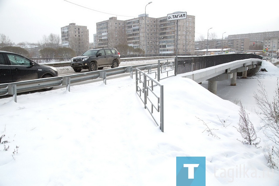 Снег во дворах и дорогах.

Мост по Красноармейской.
