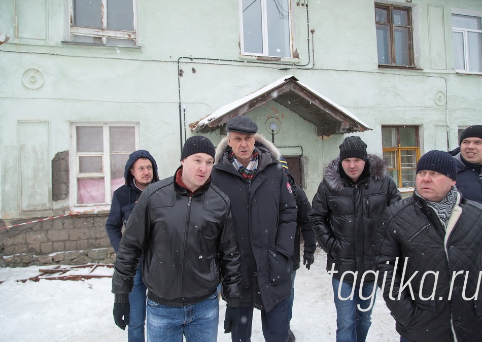 Комментируя ситуацию с реализацией федеральной программы капитального ремонта МКД, Глава Нижнего Тагила сказал, что администрация города подала свои предложения в Региональный Фонд содействия капитальному ремонту общего имущества в многоквартирных домах Свердловской области, касающиеся составления смет ремонтов, обследования жилья и составления объективной документации. «Постоянно поддерживаем контакт с жителями ремонтируемых домов. Мы заинтересованы в том, чтобы подрядчики выполняли работу качественно, - сделал акцент Сергей Носов. - Будем внимательно следить за тем, как реализуются капитальные ремонты многоквартирных домов».