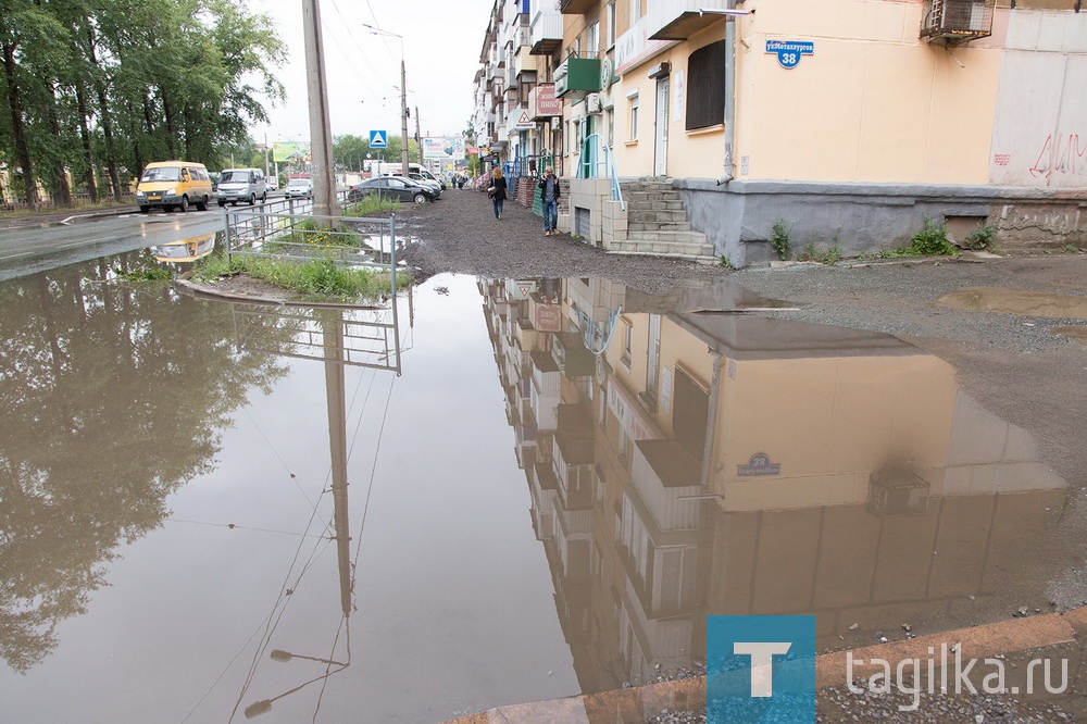 В субботу по поручению главы города Владислава Пинаева бригада Тагилдорстроя приступила к работам на тротуаре около домов №36 и №38 на улице Металлургов.

В прошлом году другой подрядчик отремонтировал проезжую часть.

После этого дождевая вода стала скапливаться на участке для пешеходов.

Как рассказала «ТР» сотрудница одного из магазинов, расположенного в доме №38, тротуар заливало полностью: спускаясь с лестницы, покупатели шагали в лужу.

Поэтому после дождей клиентов практически не было, никому не хотелось преодолевать водную преграду.

Свидетельство тому, что собеседница ничуть не преувеличивает, - лужа в проезде между домами.

Подтоплены и парковки на этой стороне улицы.

Уровень тротуара поднимают с помощью щебня.

Когда позволит погода, проблемный участок заасфальтируют.

Татьяна Шарыгина
Фото Сергея Казанцева