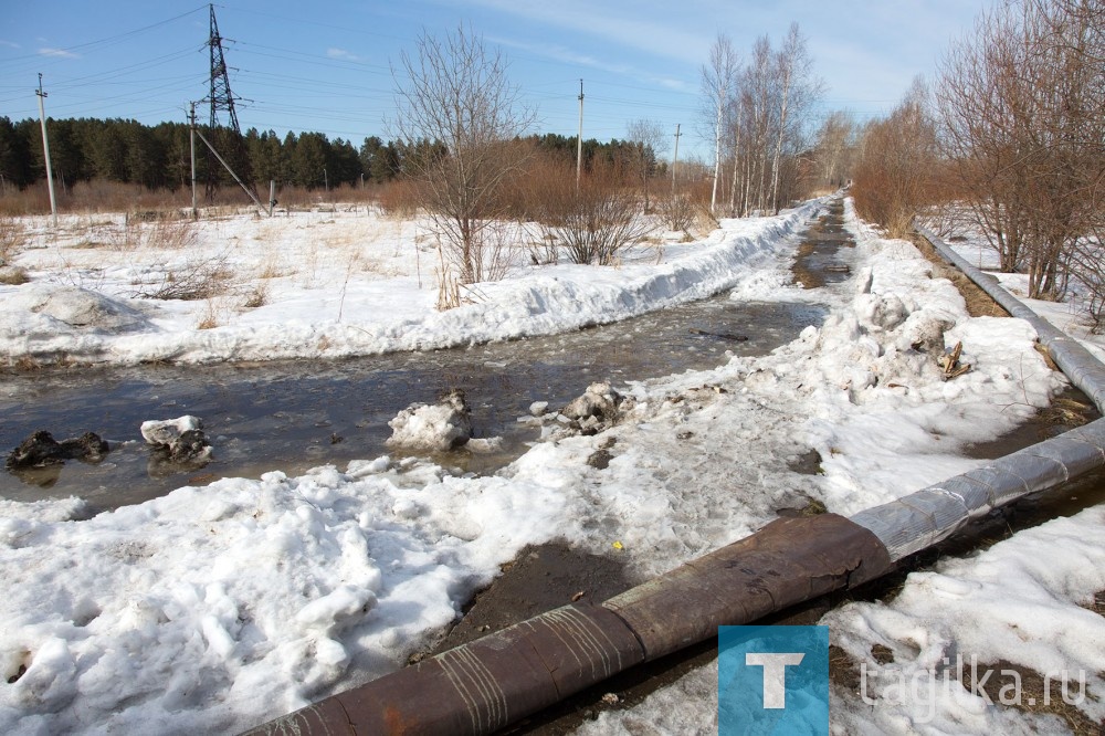 
Галина Пантюшева вспоминает, что так было не всегда. Когда работал завод, трасса шла от него, и было тепло. Теперь труба тянется поверху с Сухоложского поселка. Из-за слабой изоляции происходят потери - вода остывает, пока доходит до потребителя. Обогреваем воздух, грустно шутят жители. 

- У меня угловая квартира, выше 15-16 градусов температура в помещении не поднимается, - рассказал Фарид Рахматулин. - А платим как за нормальное отопление. Начал балкон стеклить, чтоб теплее стало. Неоднократно приходили из администрации и управляющей компании, показатели замеряли. В итоге перерасчет сделали всего на 300 рублей! 

В феврале специалисты Нижнетагильских тепловых сетей выполнили работы по изоляции теплотрассы, заменили циркуляционный насос. По словам жителей, особых изменений они не почувствовали.
