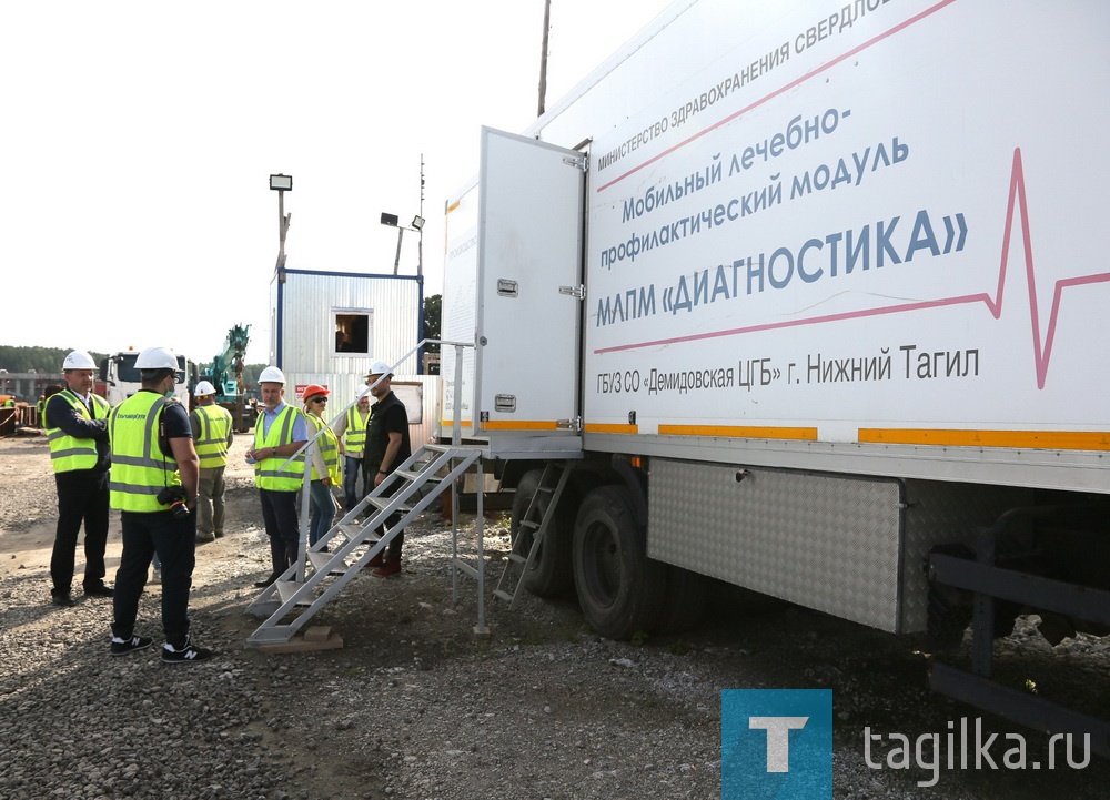 Масштабы строительства впечатляют.

До этого корреспонденты «ТР» были здесь в июне, за два месяца проделана огромная работа, которую видно, как говорится, невооруженным глазом.

Мост строят 150 человек и 60 единиц техники.