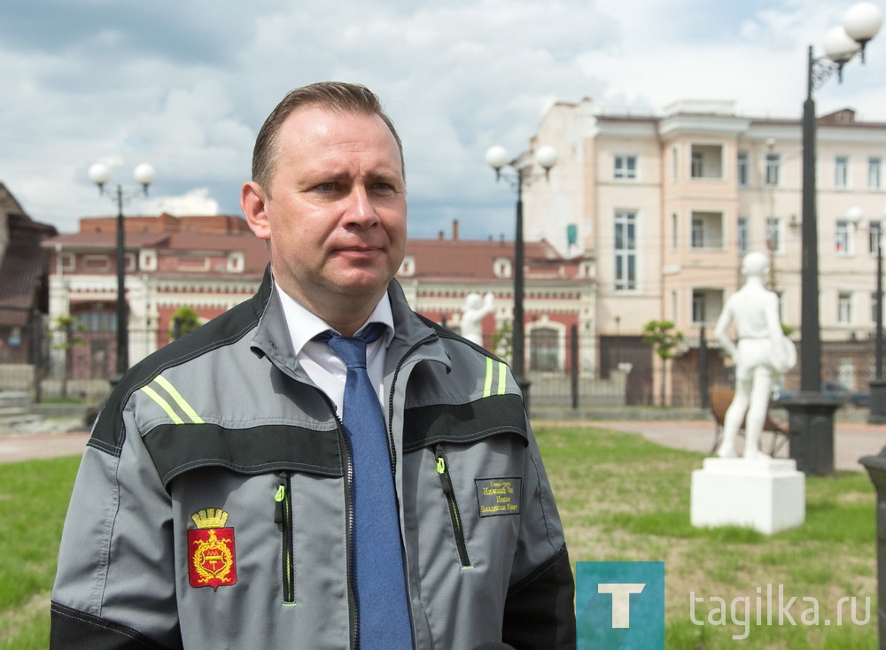 Глава города Владислав Пинаев.

- Постепенно возвращаемся к повседневным вопросам, решение которых отложили из-за пандемии коронавируса, - сказал мэр. – В прошлом году в парке успели сделать основную часть, сейчас необходимо завершить благоустройство. Определились, какой объем работ остался, и с материалами, которые будут использоваться. Возникла проблема с газонами, плохо взошла трава. На мой взгляд, грунт не совсем соответствует требованиям. Необходимо навести порядок. Все заинтересованные службы здесь, поручения будут даны.