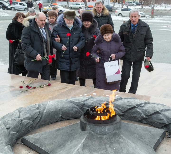 В память о защитниках Сталинграда
Ветераны и молодежь возлагают цветы к Вечному огню на площади Славы. 