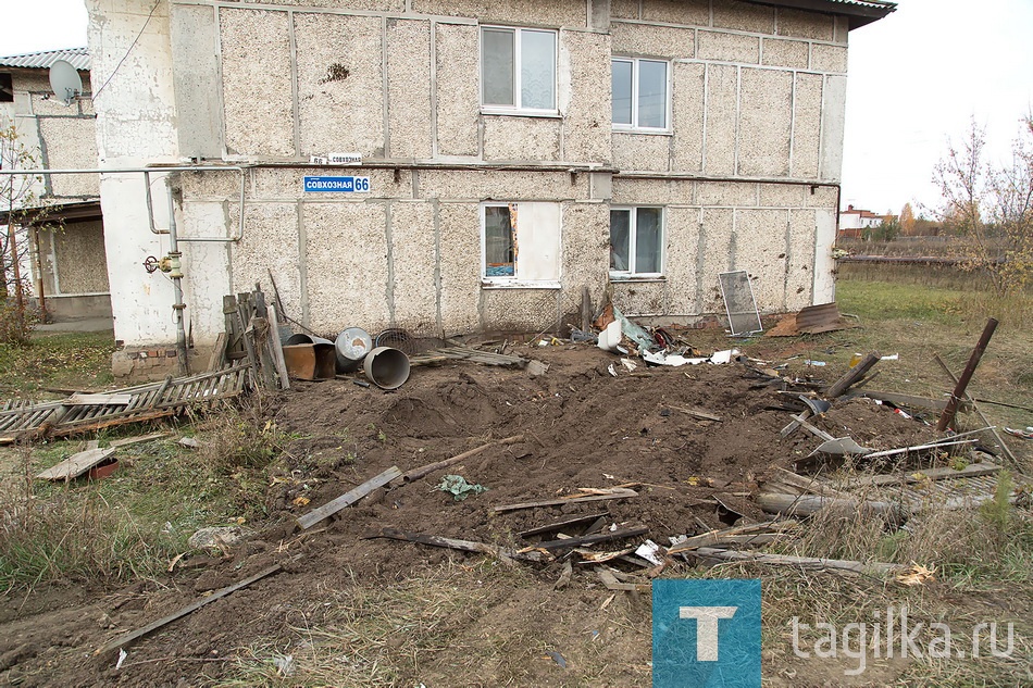 Тягач въехал в жилой дом.

Накануне в воскресенье семья укладывалась спать. Сильный удар сначала испугал, никто не понял, что произошло. Окно разбилось вдребезги. Старший внук вышел на улицу. От увиденного оказался в шоке. Водитель тягача еще какое-то время был жив, он пытался выбраться из кабины, а потом обмяк и повис на дверце. Раненый подросток долго и сильно кричал от боли. Потом приехали полиция, ГИБДД, скорая. 
Соседка Аршиновой, Екатерина говорит, что удар был похож на землетрясение. Испугалась, бросилась бежать на балкон, было непонятно, что случилось, услышала только звук работающего мотора. Потом услышала, как осыпается стекло. Муж выскочил на улицу, увидел, как на дверях висит водитель, сильно кричали подростки и 26-летний молодой человек. После столкновения двое еще некоторое время оставались живы. 

Ольга Полякова
Фото Сергея Казанцева
