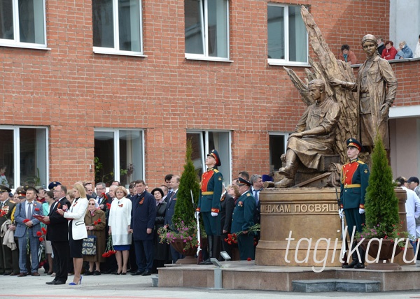 В Екатеринбурге состоялось торжественное открытие памятника военным медикам