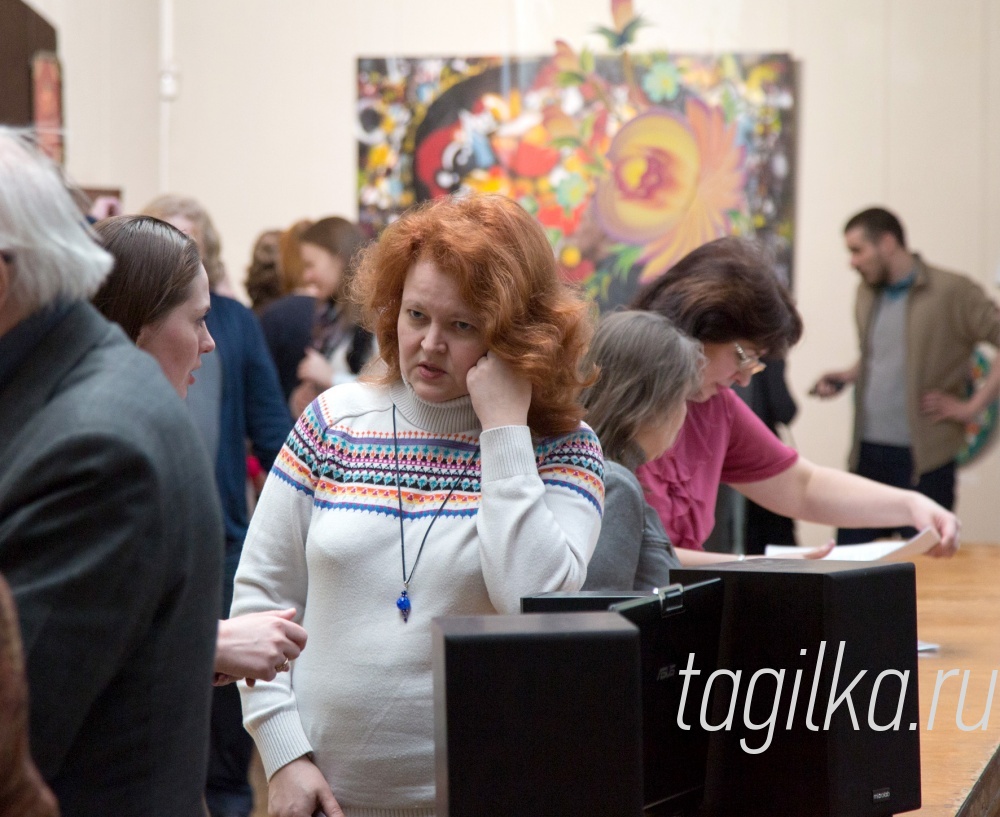 Выставка. Рефлексия подносов.