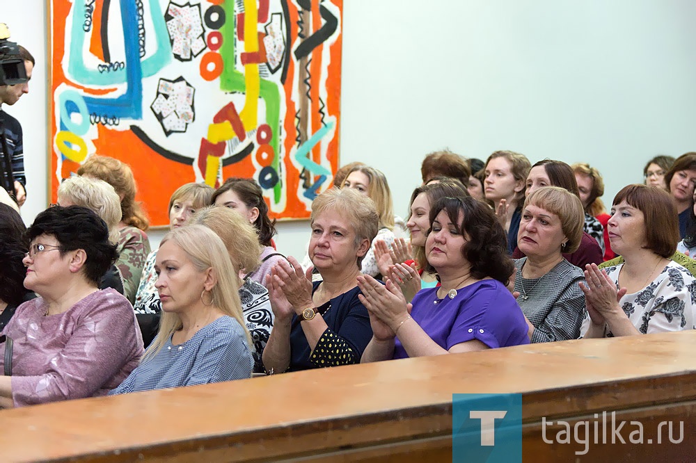 Педагогов дополнительного образования поздравили с Днем учителя