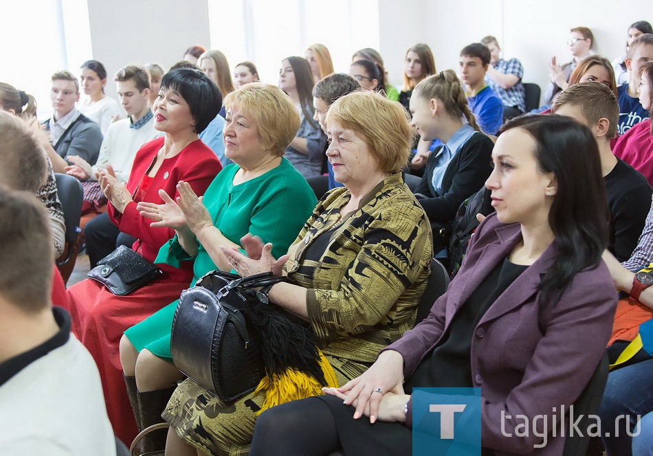 Председатель правления Ас-
социации национально-культур-
ных объединений Свердлов-
ской области Фарух Мирзоев
отметил, что цель национальных
фестивалей и праздников – по-
казать многообразие и разно-
образие этносов, избавиться от
стереотипов. 