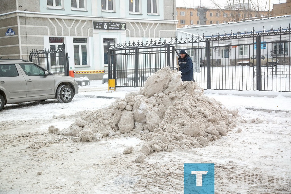Сотрудники ГАЗЭКСа расчищают парковку около офиса.