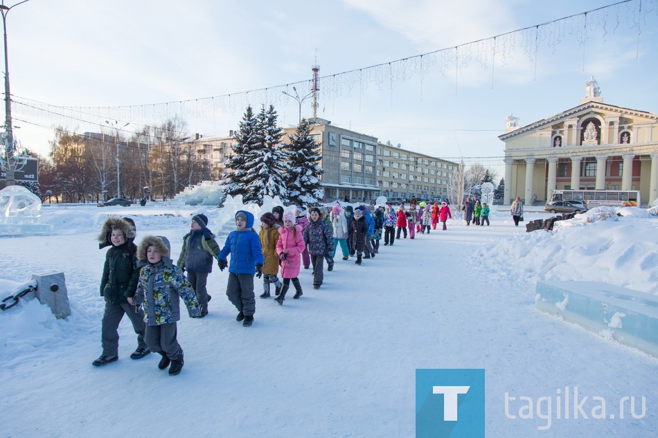Подготовка Театральной площади к Новому 2017 году.