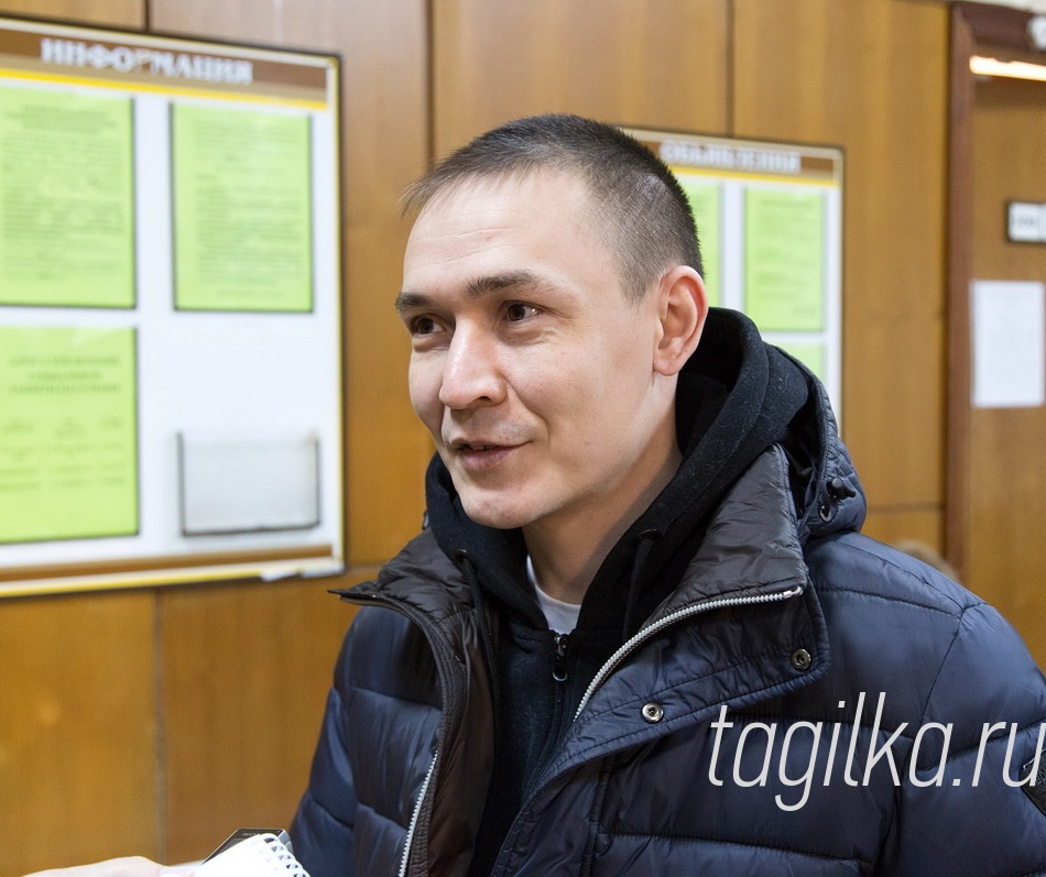Рустам Тимирбулатов ищет что-нибудь по специальности

  Рустам Тимирбулатов в поисках работы последние полгода. До этого в течение 10 лет был мастером, начальником участка сначала на Уралвагонзаводе, потом устроился на вахту. А шесть месяцев назад попал под сокращение. У Рустама – большая семья: жена и пятеро детей, старшей дочери 13 лет, она учится в седьмом классе, самому младшему сыну – 1 месяц. Сидеть на месте молодой мужчина не может, берется за любые случайные подработки. Когда-то Рустам
увлекся компьютерной техникой, программированием, со
временем хобби переросло в дополнительный заработок,
пусть и временный. Кроме участия в ярмарке мужчина регу-
лярно просматривает вакансии в интернете, рассказал о сво-
их проблемах знакомым, вроде бы, обещали помочь, так как
прекрасно знают его как специалиста. 
