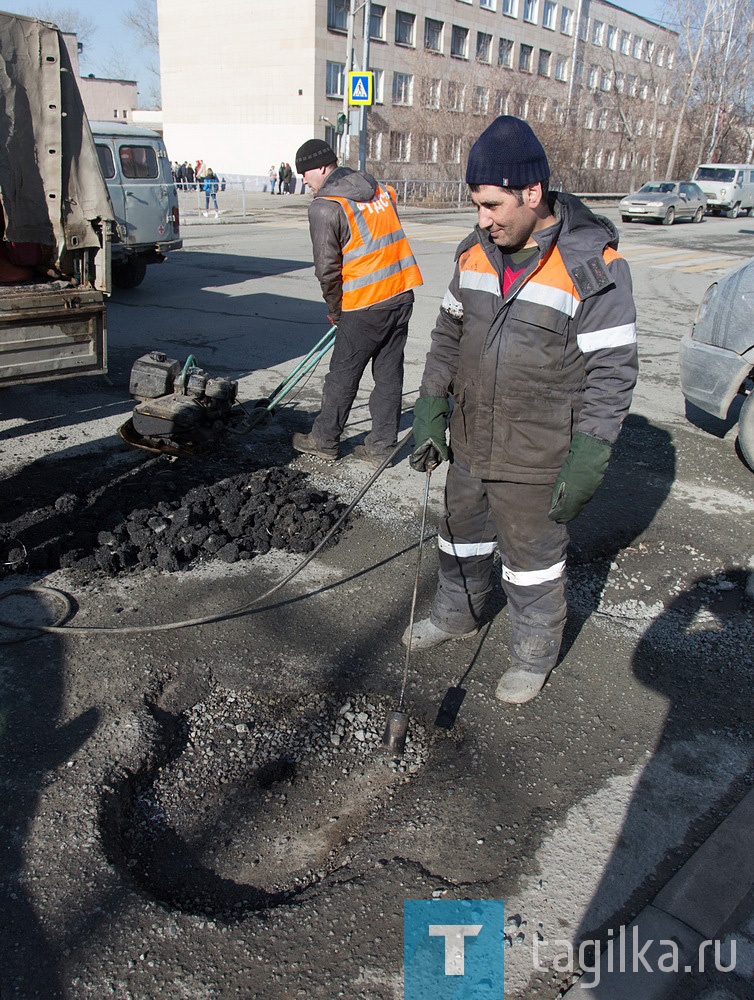 Дороги приводят в порядок после зимы