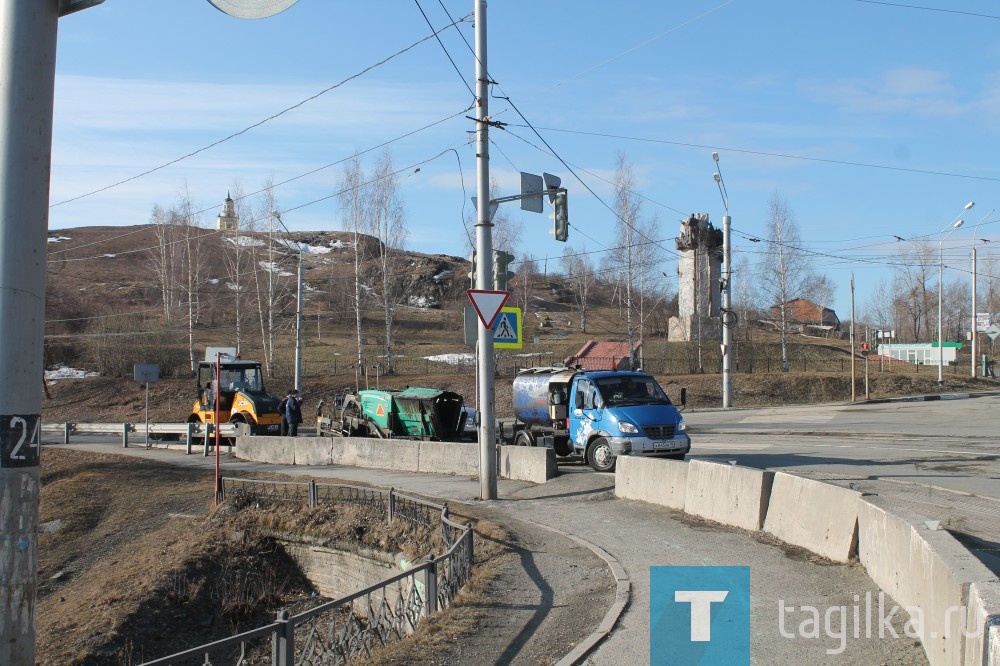 В Нижнем Тагиле на плотине идет укладка дороги