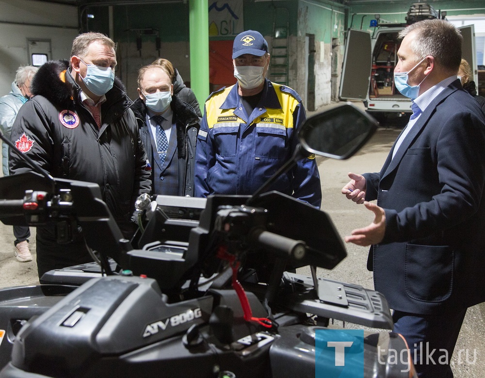 Владислав Пинаев поздравил сотрудников аварийно-спасательной службы города