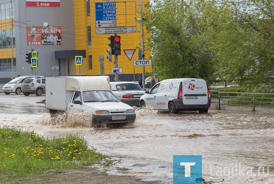 Перекресток Пархоменко и Серова ушел под воду