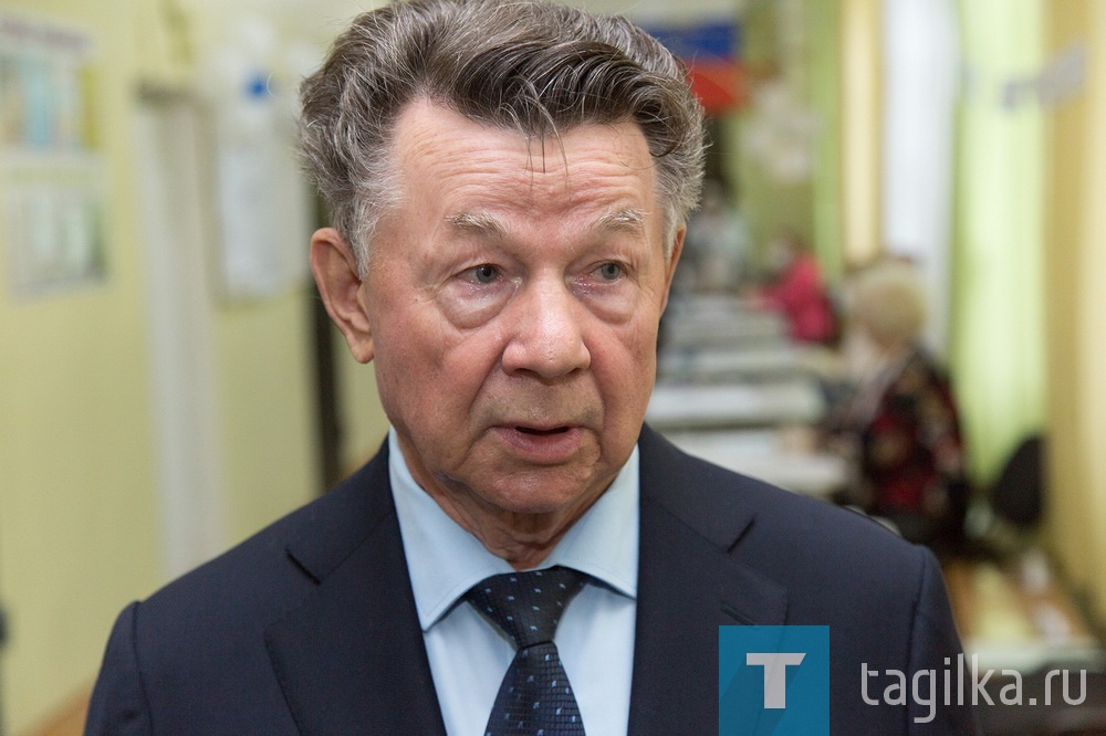 Почетный гражданин Свердловской области Юрий Пинаев.


Свой выбор участка для голосования в Нижнем Тагиле почетный гражданин Свердловской области Юрий Пинаев объяснил так:

- Я не случайно голосовал в Нижнем Тагиле. Здесь начиналась моя трудовая деятельность. Много лет назад, после окончания техникума я пришёл работать в нижнетагильский энергоучасток. Так начиналась моя рабочая биография.

 Кроме того, сегодня есть возможность одновременно поддержать и поправки в Основном Законе страны, и присвоение Нижнему Тагилу почетного звания «Городов трудовой доблести». За это я отдал свой голос.
