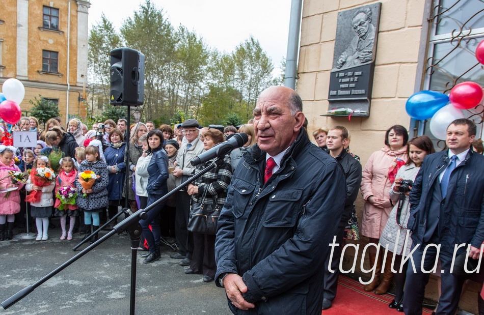  1 сентября 2015 года в школе N32

Радаев Владимир Григорьевич.