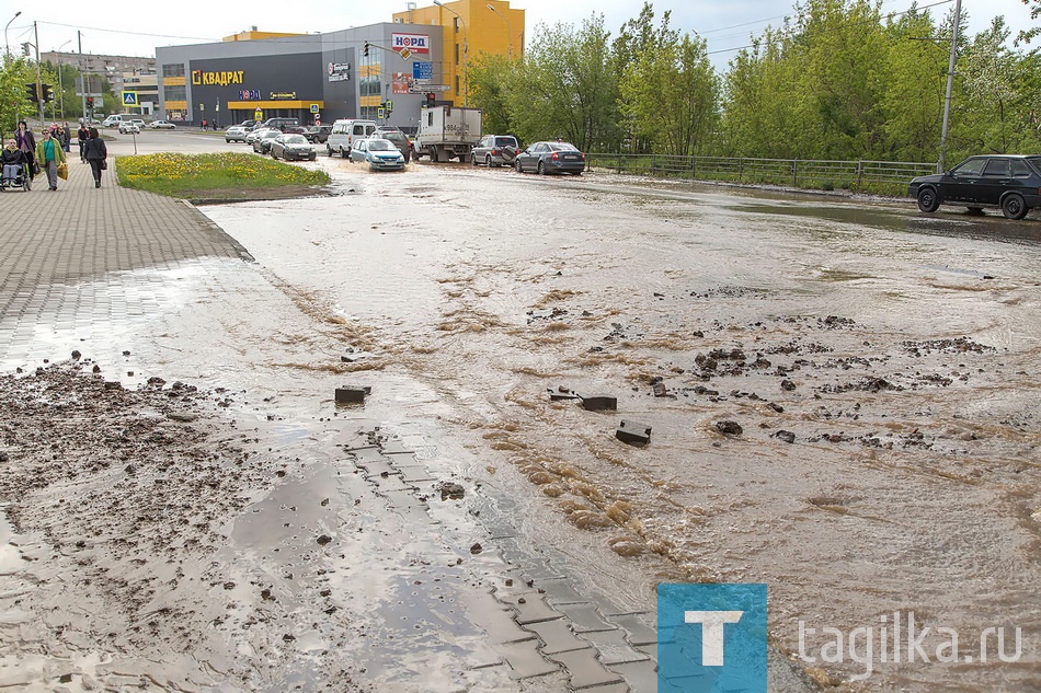 Перекресток Пархоменко и Серова ушел под воду