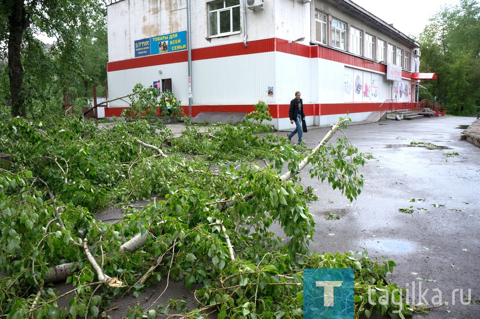 В Нижнем Тагиле людей, пострадавших  во время урагана в субботу 3 июня, госпитализировали только в ЦГБ №4

Сюда же доставляли «экстренных» больных  - другие больницы, где оказывают хирургическую и травматологическую помощь, остались во время бури без электричества.

Сотрудники «четвертой» горбольницы рассказали, что ночь во время урагана стала для них одной из самых тяжелых за последние несколько лет. Старейшие работники сравнивали  происходящее со временами Великой Отечественной, когда сюда шел поток раненых.

Субботним вечером ЦГБ №4 тоже досталось: стихия повредила кровлю на здании хирургического корпуса. Вода проступила в палаты – медикам  пришлось срочно переселять больных в помещения, где было сухо. 

Поскольку в Демидовской больнице и в ЦГБ №1 на Вагонке не могли принимать пациентов из-за отсутствия света, всех  везли  в больничный городок на Тагилстрое.

Реанимационное отделение быстро переполнилось. 

Все операционные были задействованы.

В итоги врачи и медперсонал «четверки» справились  - медицинская помощь была оказана всем нуждающимся.

Позже больных стали перераспределять между стационарами, где восстановили подачу электричества.

Анжела ГОЛУБЧИКОВА