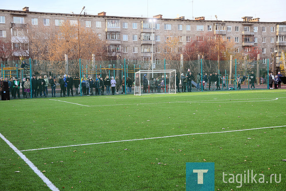 В 13-й школе сегодня торжественно открылась новая спортивная площадка