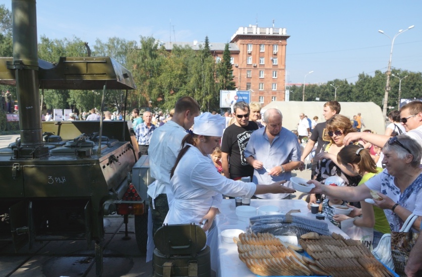 
Конечно же, не обошлось и без солдатской каши. Возле полевой кухни, где всем желающим накладывали гречку и наливали чай, образовалась целая очередь.
 