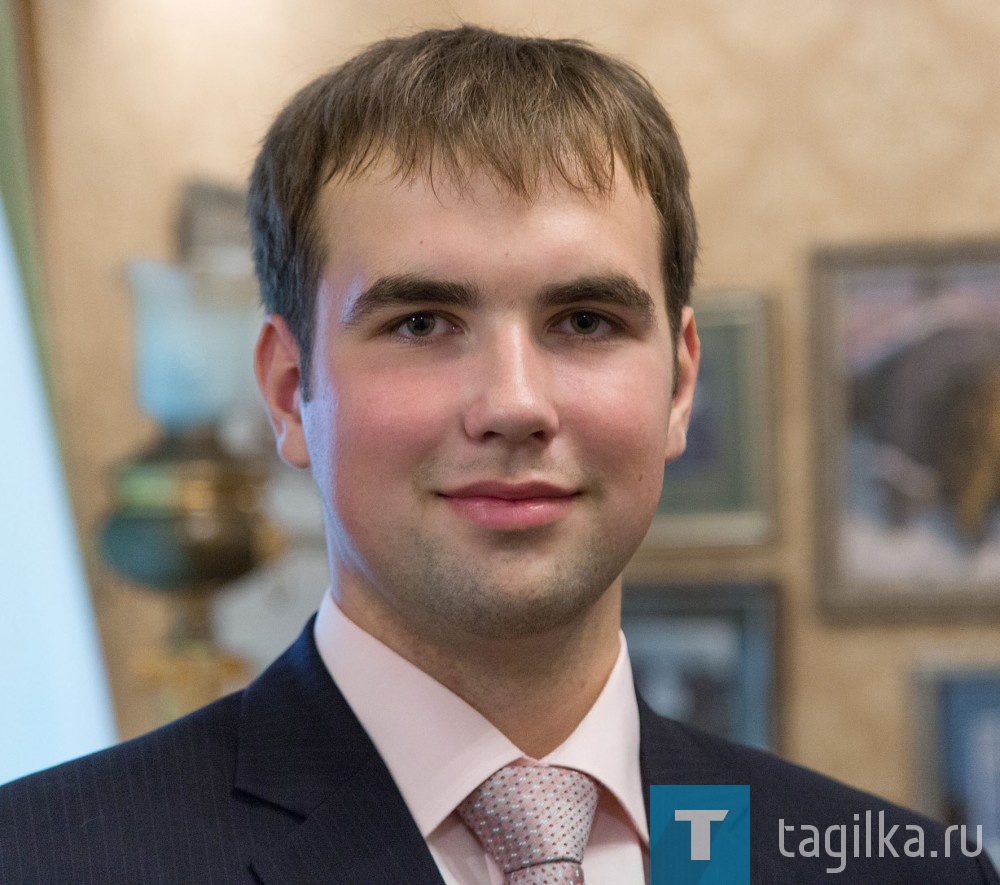 
Главную награду, премию Аммоса Черепанова в этом году получил десятиклассник лицея № 39 Владислав Вахрушев. Восемь лет назад он увидел деревянные игрушки, пришел в кружок судомоделирования и его первый наставник Александр Лапин сумел заинтересовать мальчишку происходящим, научил работать с инструментами, читать чертежи. С тех пор Владислав занимается в СЮТ № 2, участвовал в многочисленных конкурсах, побеждал в олимпиадах, и его третья заявка на премию Аммоса Черепанова стала призовой. На что юноша потратит премию? Конечно на создание новых моделей для участия во Всероссийских соревнованиях. А еще Владислава очень поддерживает его мама Снежана Дмитриевна и, получив награду из рук главы города, ее сын на зависть многим сказал: «Мама, я тебя очень люблю».