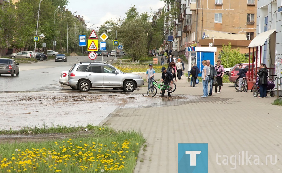 Перекресток Пархоменко и Серова ушел под воду