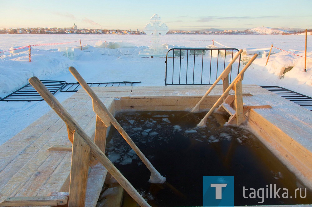 Крещенская купель оборудована на городском пруду у клуба моржей