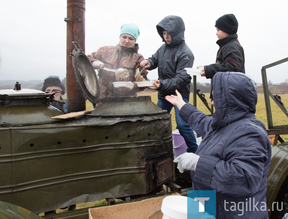 В завершение всех участников народного гулянья ждали горячий чай со сладостями и солдатская каша. 

Анжела ГОЛУБЧИКОВА
Фото Сергея КАЗАНЦЕВА