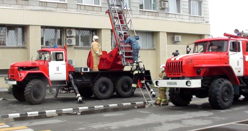 Пожарные спасали полицейских