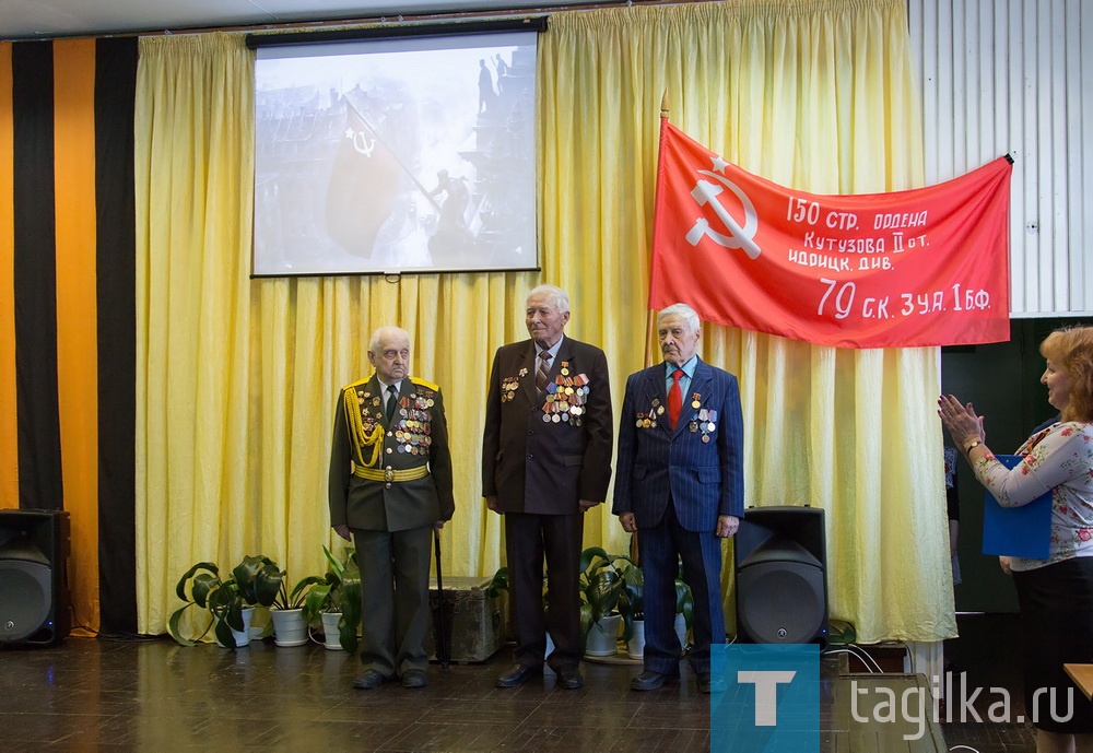 Проект «Вахта Памяти» сегодня поддерживает лично президент России Владимир Путин. А три года назад идею 48-й школы принять участие в нем поддержал совет ветеранов треста «Востокшахтопроходка». 

- Это просто фантастические люди по жизнелюбию, по любви к Родине. Мы с ними очень дружно живем, всегда ждем их в гости, находимся, так сказать, на одной волне, - отмечает директор школы №48 Марина Сазонова.