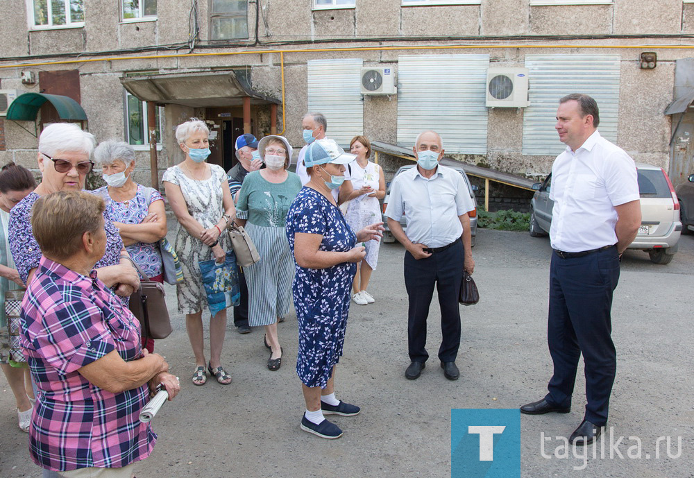 Работы по приведению в порядок пешеходных дорожек ведутся в рамках нацпроекта «Безопасные и качественные дороги», эксплуатационного содержания дорожно-уличной сети и в рамках муниципальной программы по обращениям тагильчан.

Жители дома №23 на улице Щорса в микрорайоне Северный еще в апреле стали думать, как отремонтировать внутриквартальный проезд.

Дорога служит и тротуаром, поскольку отдельной зоны для пешеходов нет.

У жителей дома не было средств, чтобы восстановить проезд за свой счет, как это положено по закону.

Поскольку дорога достаточно загруженная и транспортом, и пешеходами, решили обратиться к властям.

Во время визита главы города Владислава Пинаева в школу №13, где идет строительство стадиона, активисты обратились к нему с просьбой о помощи.

Специалисты МУП «Тагилдорстрой» уложили новый асфальт.

Сегодня глава города убедился, что работа сделана качественно.

Председатель совета дома Зоя Куминова от имени всех жильцов поблагодарила Владислава Пинаева.

Мэр заверил, что проблема плохого состояния дорог и тротуаров в Северном будет постепенно решаться.

Татьяна Шарыгина
Фото Сергея Казанцева